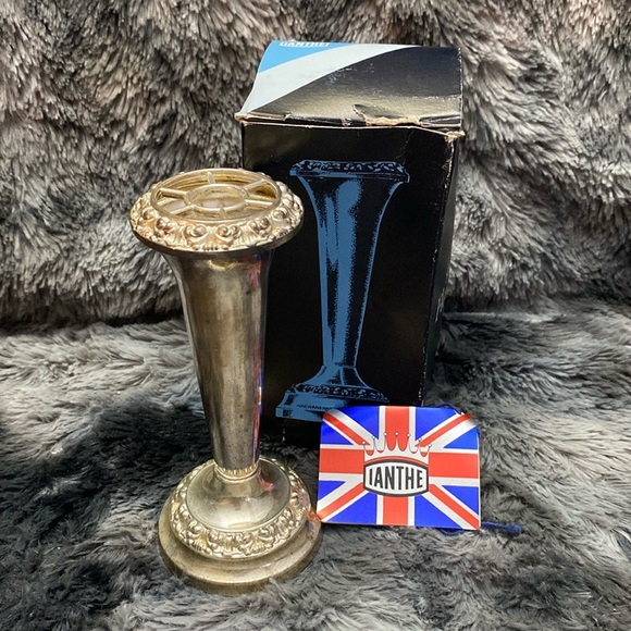 Ianthe Silver Vintage English silver-plated flower vase - Picture 1 of 16